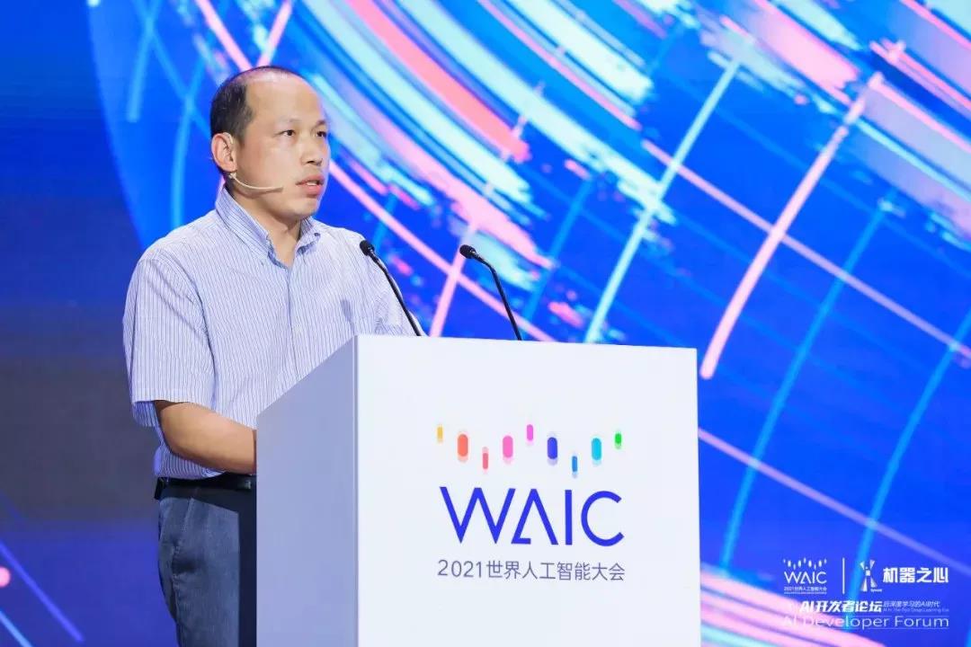 机器之心|WAIC 2021 | 918.com(中国区)副总裁肖嵘：创「芯」时代 打造自进化城市智能体